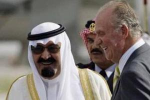 Короля Саудовской Аравии в мадридском аэропорту встретил испанский монарх Хуан Карлос 