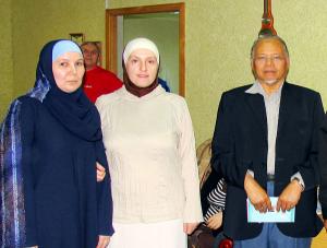 Председатель Фонда исламского призыва Малайзии Мухаммад Нахае с активистками центра "Голубушка" после семинара в Ассоциации "Собрание"