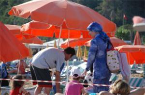 "Разделительная линия" между общественным пляжем "Инджекум" и гостиничной зоной отдыха для иностранцев (фото IslamNews)