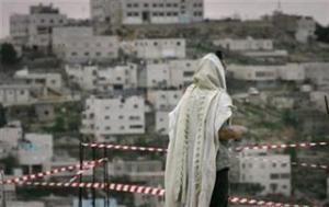 Еврейский поселенец на крыше дома в Хевроне