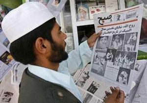 Житель Кабула читает сообщение о победе Рохуллаха Никпаи