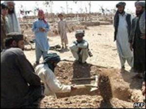В деревне Азизабад появилось много свежих могил