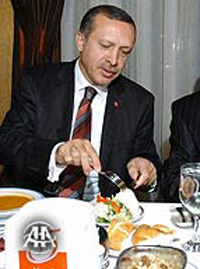 Премьер-министр Турции Реджеп Тайип Эрдоган во время ифара