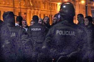 Боснийская полиция сдерживает враждебно настроенную толпу на открытии первого в стране фестиваля геев