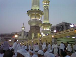 Верующие у Заповедной мечети в Мекке