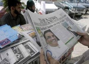 Житель Лахора просматривает сообщение о результатах выборов в местной газете