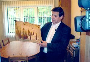 Рустам Ахмеров демонстрирует диафрагму с надписью "Аллах"