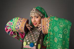 Участница фестиваля в национальном афганском костюме