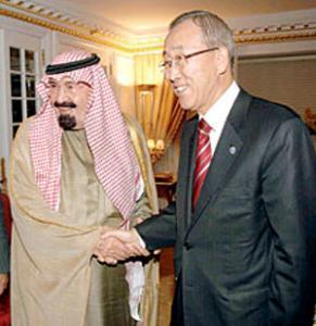 Король Саудовской Аравии Абдалла приветствует Пан Ги Муна в резиденции генсека ООН