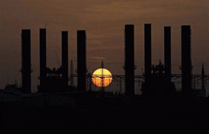 Главная энергетическая станция сектора Газа Аль-Нусейрат на фоне заходящего солнца