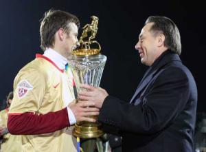 Виталий Мутко вручает футболистам "Рубина" Кубок чемпионов