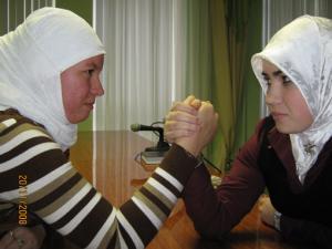 Cостязаниях по армрестлингу среди мусульманок. Фото e-riu.ru
