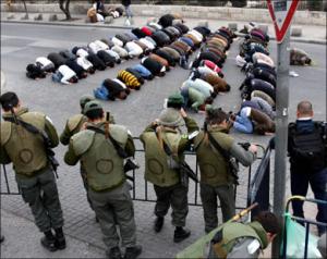 Палестинцы, которых не допустили в мечеть "Аль-Акса"