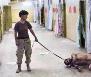 Кадр издевательства над заключенным в тюрьме Абу Грейб в Ираке