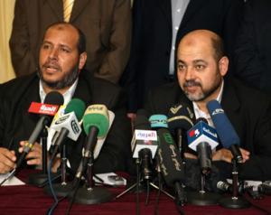 Муса Абу Марзук (справа) заявляет о прекращении огня сроком на 18 месяцев. По условиям соглашения будут открыты все пропускные пункты в Газу