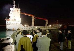 Иранский корабль с медикаментами готовится к отплытию в Газу из порта Бейрута, 29 января 2009 г.
