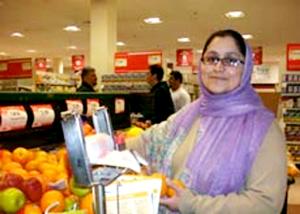 Американка Нафис покупает для своей семьи мясные продукты в халяльном супермаркете 
