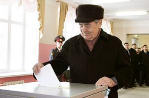 Один из лидеров "Единой России" Минтимер Шаймиев голосует на выборах депутатов Государственного Совета РТ