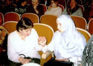 Автор книги общается со слепоглухой женщиной с помощью дактилологии. Фото с сайта ourislam.ru