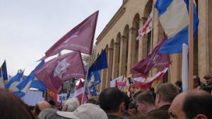 Оппозиция блокирует территорию перед парламентом Грузии