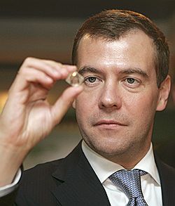 6 февраля 2008 г. Первый заместитель премьер-министра и тогдашний кандидат в президенты РФ Дмитрий Медведев посещает центр сортировки алмазов компании "АЛРОСА" в городе Мирный в ходе своего визита в Р