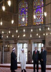 Премьер Турции с президентом США во время посещения Голубой мечети в Стамбуле