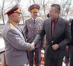 Министр внутренних дел Таджикистана благодарит посла США (2006 г.)