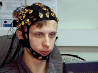 Комплект электродов в форме шапочки и специальная программа считывают импульсы головного мозга, преобразуя их в символы на экране компьютера