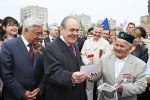 Минтимер Шаймиев поздравляет ветеранов. Фото: Сайт президента Татарстана