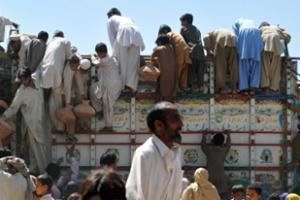 Тысячи людей покинули свои дома, спасаясь от обстрелов пакистанской армии
