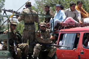 Жители долины Сват, приветствовавшие введение шариата, спасаются от наступления пакистанской армии  