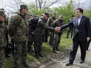 Михаил Саакашвили ведет переговоры с мятежниками на базе в Мухровани. Фото ©AFP, архив