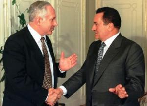 Израильский премьер Нетаньяху с египетским президентом Мубараком
