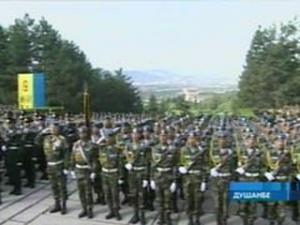 Военный парад в Душанбе, посвящeнный 60-летию Победы