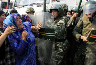 Пожилые женщины и женщины с детьми устроили демонстрацию в Урумчи