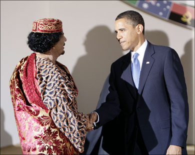 Лидер Ливийской Джамахирии Муаммар Каддафи президент США Барак Обама пожали друг другу руки