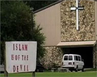 Перед входом в церковь вывеска "ислам порождение дьявола".
