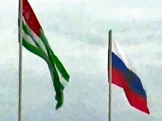 Государственные флаги России и Абхазии