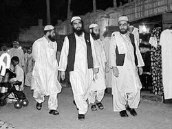 Представители "Таблиги Джамаат" предпочитают носить пакистанскую национальную одежду
