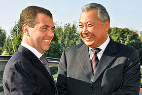 Д. Медведев и К. Бакиев. Фото: ИТАР-ТАСС