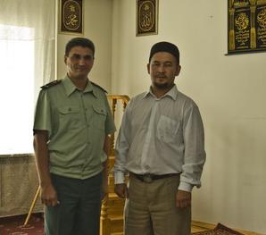 Руководитель мусульманского реабилитационного центра Нурмухамет-хазрат с сотрудником УФСКН
