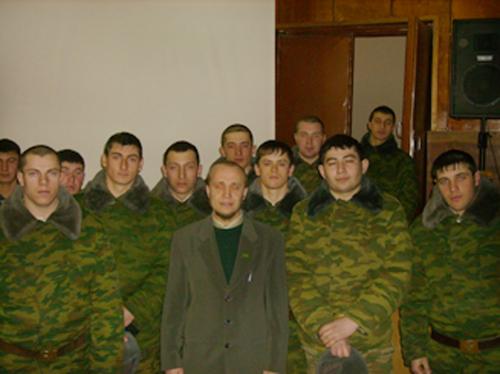 Военнослужащие-мусульмане гарнизона с руководителем молодежного отдела общественной организации "Просвещение" Нуруллой Ахтямовым