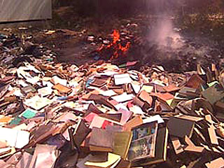 По распоряжению ректора Юго-Осетинского госуниверситета книги из университетской библиотеки сожгли