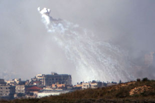 Израильтяне поливают запрещенным белым фосфором блокадный сектор Газа