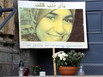 Фотография убитой египтянки Марвы аш-Шербини на ступенях зала суда в Дрездене. Фото ©AFP