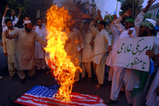 Клинтон обсудит рост анти-американских настроений в Пакистане