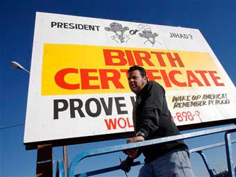 Надписи на щите с изображением Обамы в тюрбане гласят: "Президент или джихад?", "Свидетельство о рождении - докажите это" и "Проснись, Америка! Вспомни Форт-Худ"
