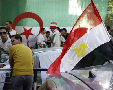 Египетские и алжирские болельщики перед началом футбольного поединка