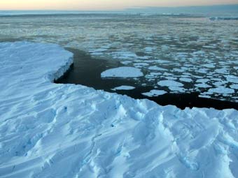Гигантский айсберг. Фото ©AFP