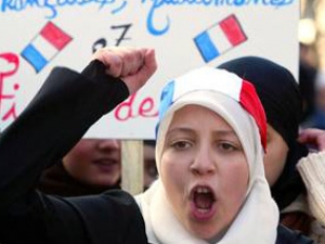 Студентки во Франции протестуют против закона о запрете хиджабов